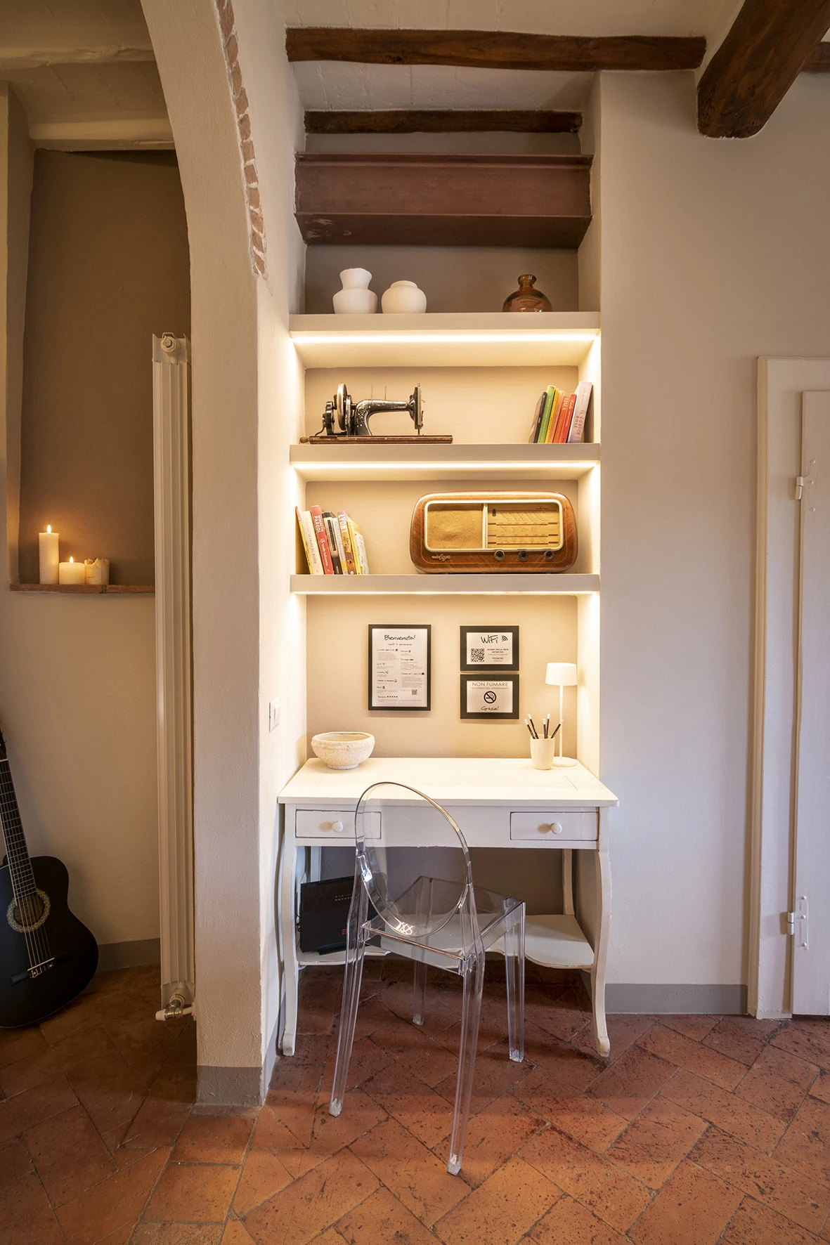 View of the dining table, a reserved and bright space at Ridolfo House in San Miniato